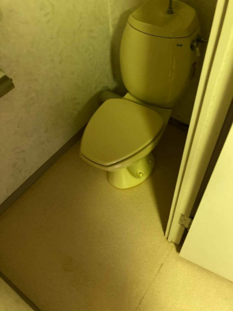 タンク式トイレでしたが広さがありました。